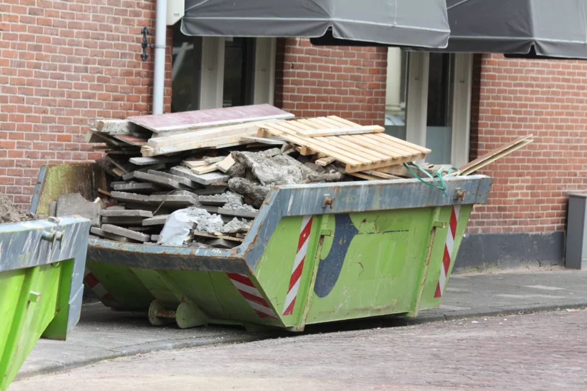 In this article, we will explore why skip hire is so useful for both home and garden waste.